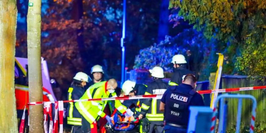 Sanitäter und Feuerwehrleute an der Unfallstelle in Schildow. Foto: Philipp Neumann/TNN/dpa