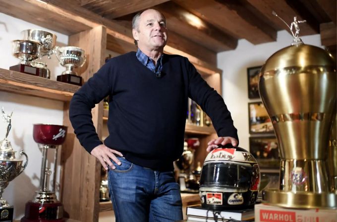 Gerhard Berger posiert mit gewonnenen Trophäen und einem alten Helm. Wird er zum Schwiegervater von Daniel Ricciardo? Daniel Ricciardo