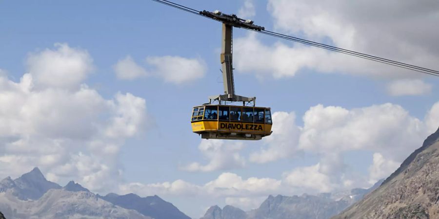 Ein Mitarbeiter der Engadiner Diavolezza-Seilbahn wurde im Sommer von einer vorbeifahrenden Kabine von einer Seilbahnstütze 50 Meter in die Tiefe gestossen. (Archivbild)