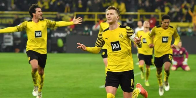 Dank des Tors von Marco Reus bleibt der BVB an Bayern dran. Foto: Bernd Thissen/dpa Dank des Tors von Marco Reus bleibt der BVB an Bayern dran. Foto: Bernd Thissen/dpa