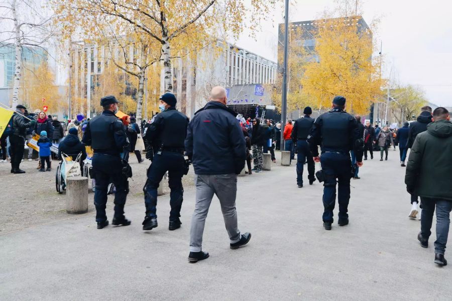 Die Polizei überwacht die bewilligte Kundgebung.