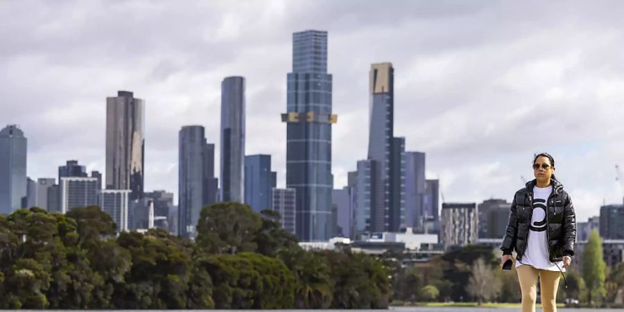 A person is seen exercising at Albert Park Lake in Melbourne, Monday, October 4, 2021. Melbourne has become the most locked down city in the world, surpassing the 245-day record set by Argentina's Buenos Aires. (AAP Image/Daniel Pockett) NO ARCHIVING