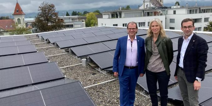 Die Einwohnergemeinde Cham setzt sich in Sachen Klimaneutralität hohe Ziele: Gemeindepräsident Georges Helfenstein (links), Projektleiterin Manuela Hotz und Gemeinderat Drin Alaj bei der im August 2021 in Betrieb genommenen neuen Photovoltaik-Anlage auf dem Schulhaus Kirchbühl 2.