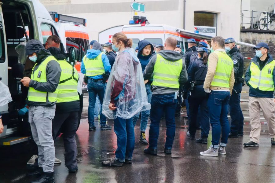 Die Polizei im Einsatz bei der Rudolf-Brun-Brücke.