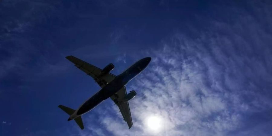 Ein Flugzeug landet auf der südlichen Landebahn des Londoner Flughafens Heathrow. Foto: Steve Parsons/PA Wire/dpa