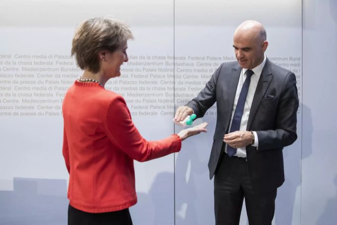 Coronavirus: Bundesrat Alain Berset gibt Bundesrätin Simonetta Sommaruga Desinfektionsmittel. berset sommaruga