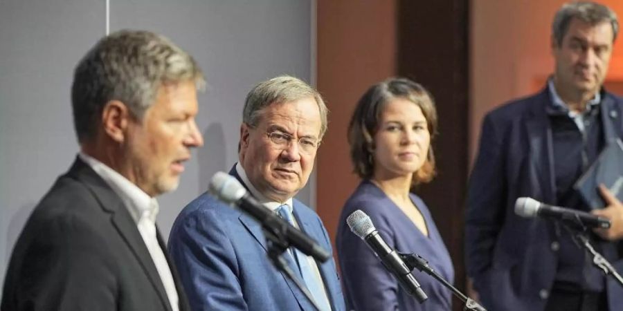 Robert Habeck, Armin Laschet, Annalena Baerbock und Markus Söder treten nach dem Sondierungsgespräch vor die Presse. Foto: Michael Kappeler/dpa