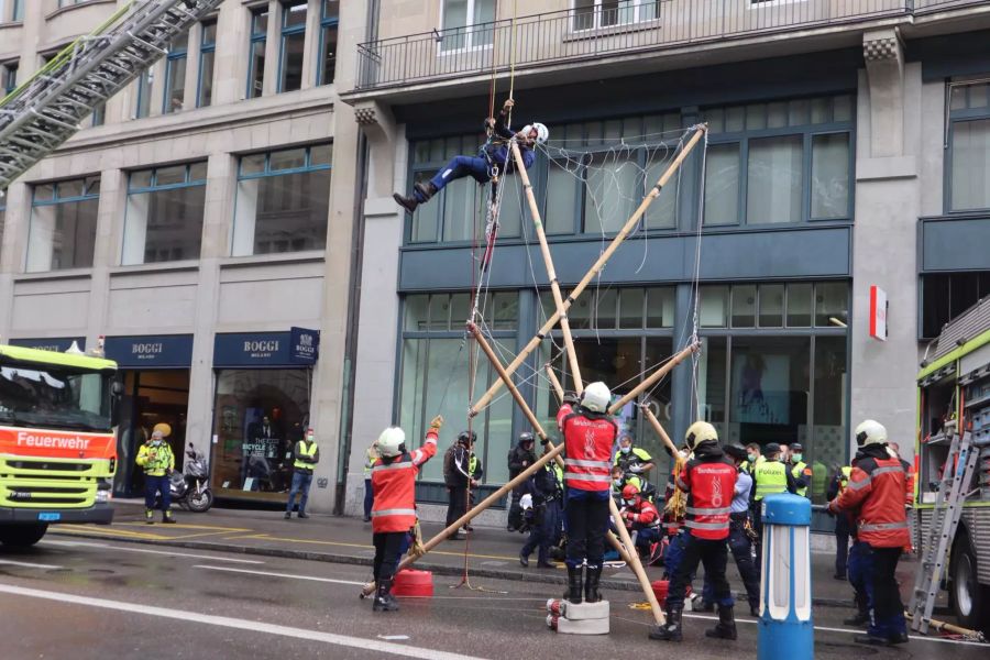 Die Feuerwehr baut das Bambusgerüst ab.