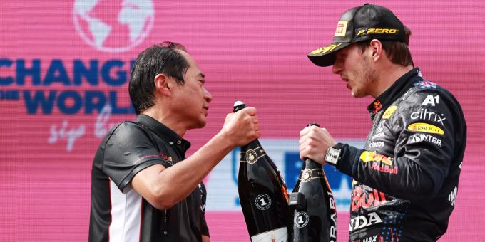 Toyoharu Tanabe (Honda-Technikchef) und Max Verstappen (Red Bull Racing) auf dem Podium beim Österreich-GP der Formel 1. Honda Formel 1