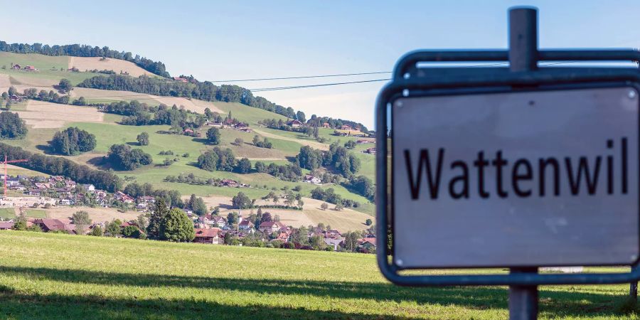 Beschriftung Gemeindeverwaltung Wattenwil am alten Gemeindehaus.