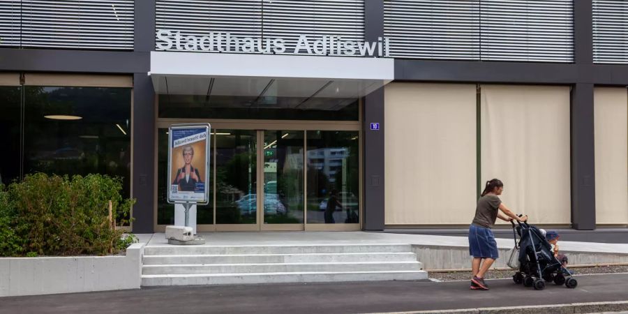 Das Stadthaus in Adliswil. Die Steuerbehörde ist auf der Suche nach einer ehemaligen Einwohnerin.