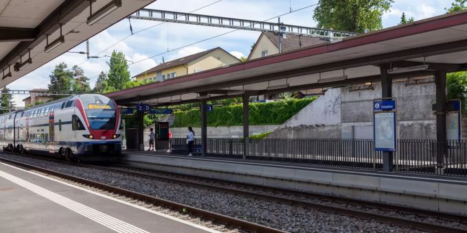 Bahnhof Oberglatt mit einfahrendem Zug Richtung Niederweningen. Bahnhof Oberglatt mit einfahrendem Zug Richtung Niederweningen.