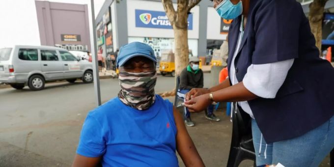 Corona-Impfung vor Einkaufszentrum in Pretoria Corona-Impfung vor Einkaufszentrum in Pretoria