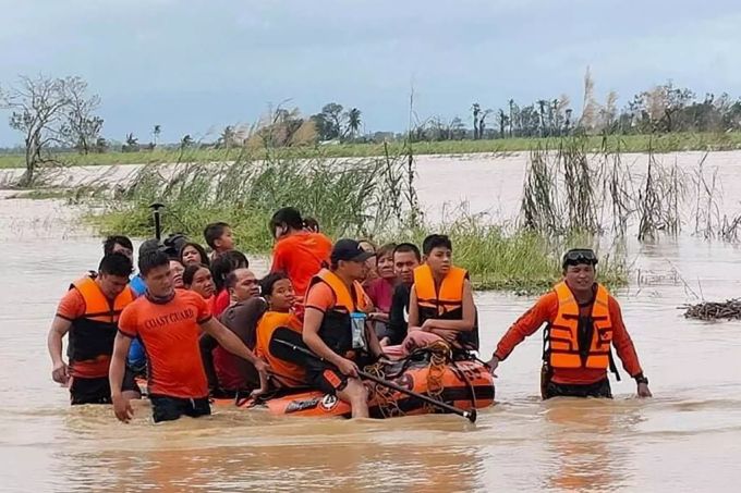 Die Küstenwache hilft Betroffenen nach dem Super-Taifun. Philippinen