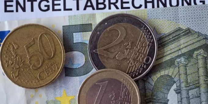 Von der geplanten Erhöhung des Mindestlohns auf 12 Euro würden der Auswertung zufolge 92 Prozent der Beschäftigten im Niedriglohnsektor profitieren. Foto: picture alliance / dpa/Archivbild Von der geplanten Erhöhung des Mindestlohns auf 12 Euro würden der Auswertung zufolge 92 Prozent der Beschäftigten im Niedriglohnsektor profitieren. Foto: picture alliance / dpa/Archivbild