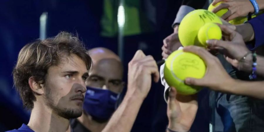 Alexander Zverev (l) gibt nach der ATP-Siegerehrung Autogramme. Foto: Luca Bruno/AP/dpa