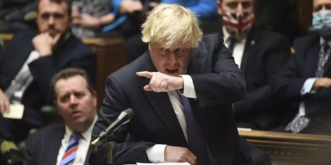 Boris Johnson zieht die Bibel heran. Boris Johnson