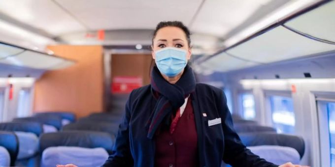Nadine Perlinger dos Santos, ehemalige Stewardess der Lufthansa-Tochter Germanwings und jetzt Zugbegleiterin der Deutschen Bahn, steht in einem ICE. Foto: Rolf Vennenbernd/dpa Nadine Perlinger dos Santos, ehemalige Stewardess der Lufthansa-Tochter Germanwings und jetzt Zugbegleiterin der Deutschen Bahn, steht in einem ICE. Foto: Rolf Vennenbernd/dpa