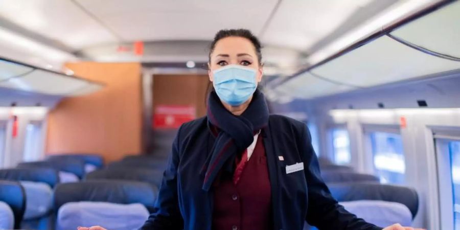 Nadine Perlinger dos Santos, ehemalige Stewardess der Lufthansa-Tochter Germanwings und jetzt Zugbegleiterin der Deutschen Bahn, steht in einem ICE. Foto: Rolf Vennenbernd/dpa