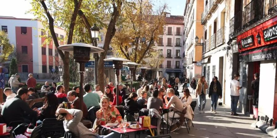 Obwohl auch in Madrid die Corona-Zahlen wieder steigen, macht Spaniens Hauptstadt ihrem Ruf als einschränkungsresistente Party-Hochburg wieder mal alle Ehre. Foto: Juan Carlos Rojas/dpa