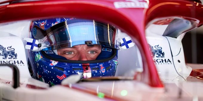 Der Helm von Valtteri Bottas ist als Weihnachtsgeschenk dekoriert. Valtteri Bottas Alfa-Sauber