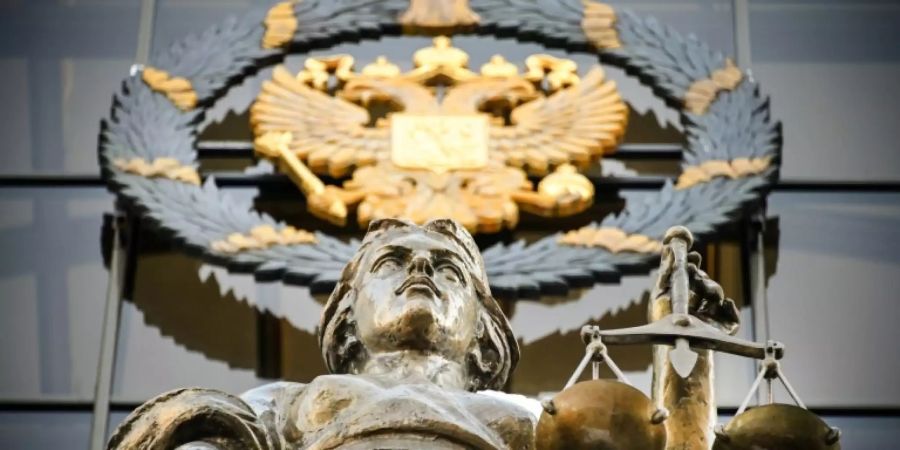 Justitia-Statue vor russischem Gericht