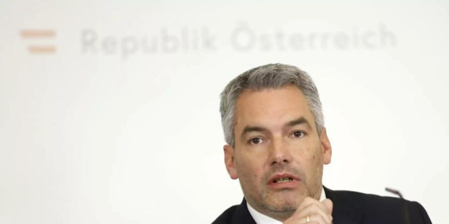 Karl Nehammer (ÖVP), Bundeskanzler von Österreich, spricht während einer Pressekonferenz zur aktuellen Corona-Lage. Foto: Florian Wieser/APA/dpa