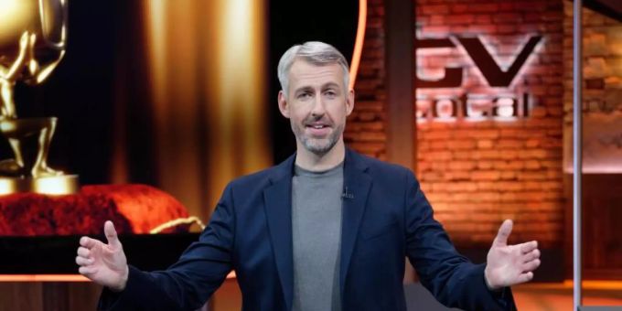 Ungewohntes Bild: Entertainer Sebastian Pufpaff moderiert die ProSieben-Comedyshow «TV total». Foto: Henning Kaiser/dpa TV total