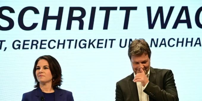 Die Grünen-Politiker Baerbock und Habeck Die Grünen-Politiker Baerbock und Habeck