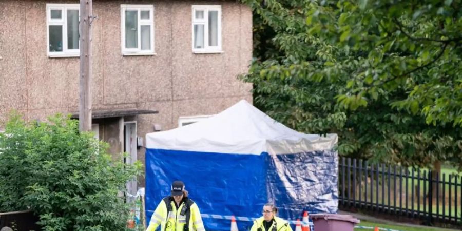 Der Tatort in Chandos Crescent in Killamarsh, in der Nähe von Sheffield, wo am 19.09.2021 eine Frau und drei Kinder, zwei davon ihre eigenen, in einem Haus tot aufgefunden wurden. Foto: Danny Lawson/PA Wire/dpa