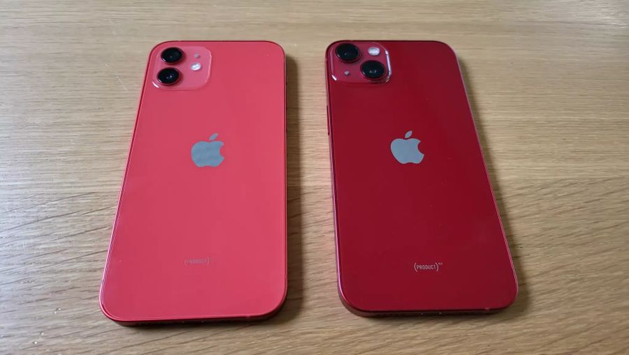 Der grösste Unterschied zwischen dem iPhone 12 (l) und 13 (r) ist die Kameraanordnung... Und der Farbunterschied, obwohl es sich in beiden Fällen um (Product)Red handelt.