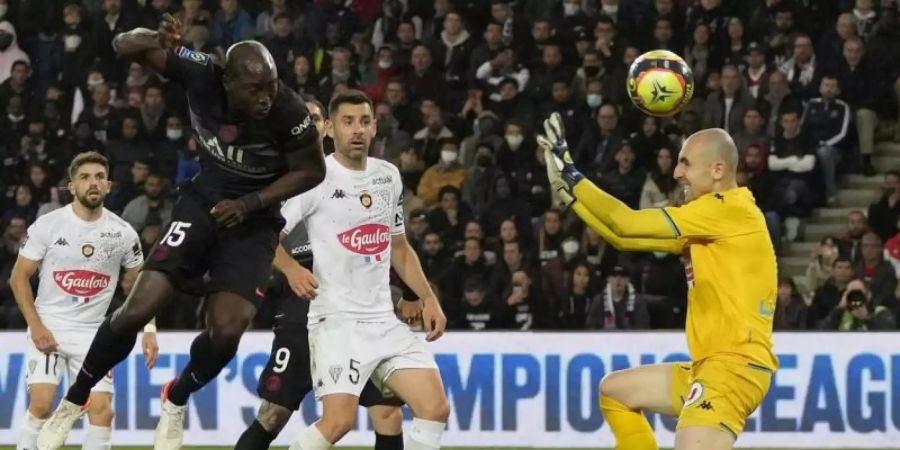 Paris Danilo Pereira (vorne l) trifft zum 1:1. Foto: Francois Mori/AP/dpa