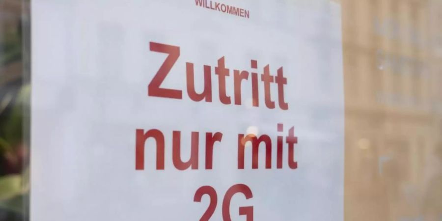 Bei 2G haben nur Geimpfte und Genesene Zutritt. Der Handel kritisiert die Vorgaben scharf. Foto: Christophe Gateau/dpa