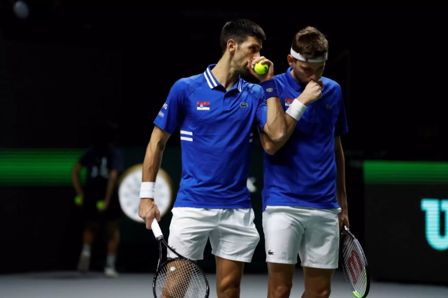 Novak Djokovic und Filip Krajinovic besprechen sich im Doppel gegen Kroatien.