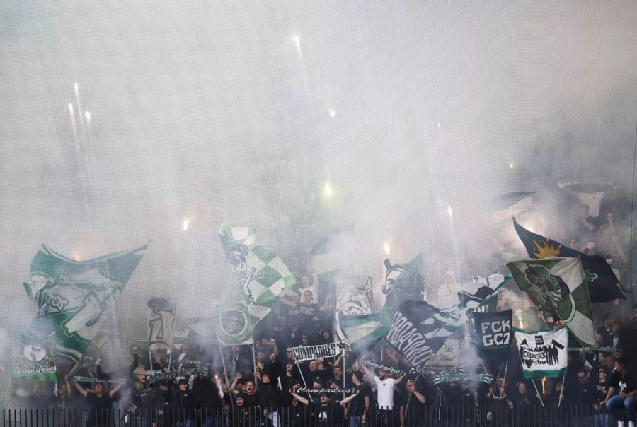 Die St.Galler Fans zünden vor der Partie ein Feuerwerk.