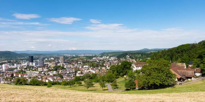 Hoch über dem westlichen Dorfteil von Pratteln thront das Gut Mayenfels. Hoch über dem westlichen Dorfteil von Pratteln thront das Gut Mayenfels.