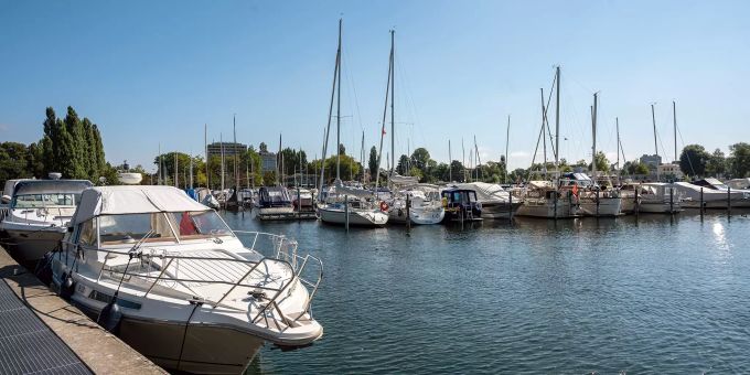 Hafen Biel mit Segel- und Motorbooten in Richtung Stadt Biel gesehen. Hafen Biel mit Segel- und Motorbooten in Richtung Stadt Biel gesehen.