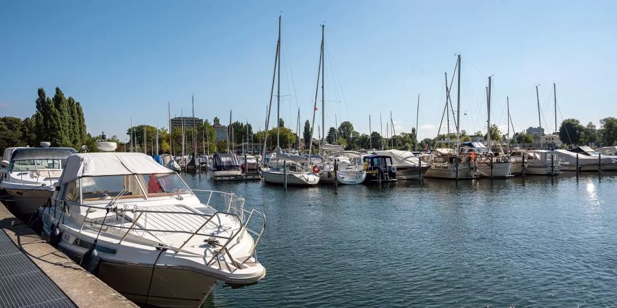 Hafen Biel mit Segel- und Motorbooten in Richtung Stadt Biel gesehen.