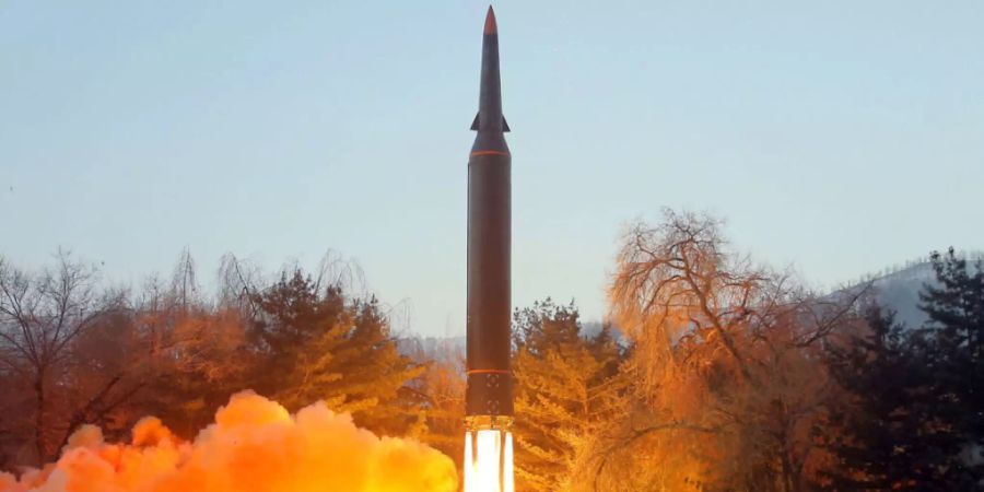 HANDOUT - Testabschuss einer Hyperschallrakete durch die Koreanische Akademie für Verteidigungswissenschaften. Foto: -/KCNA/dpa