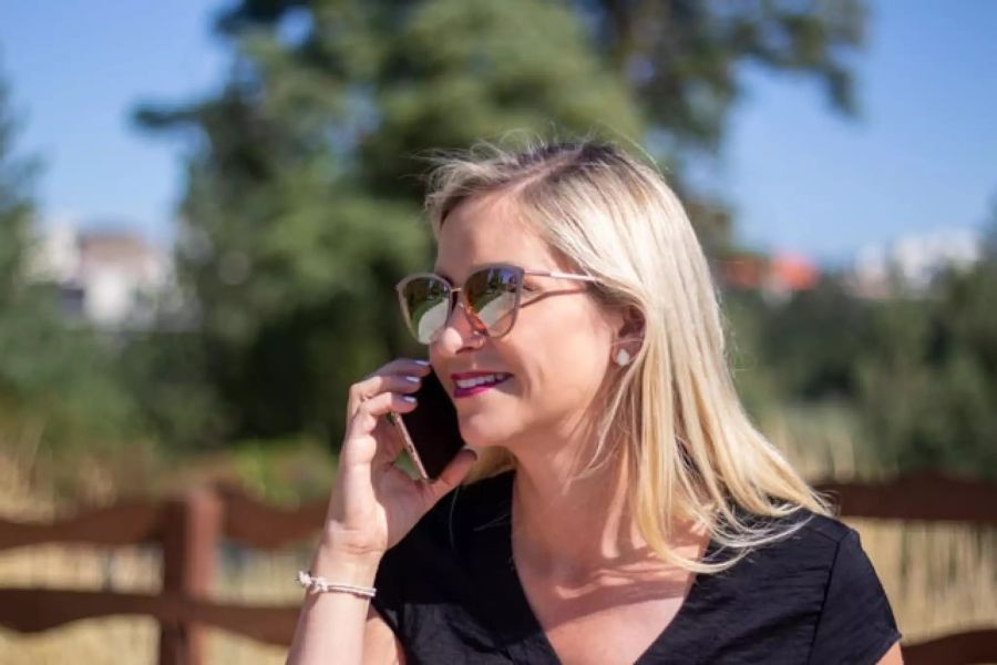 Frau am Telefon