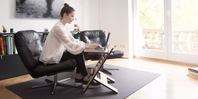 Frau Wohnzimmer Laptop Arbeit