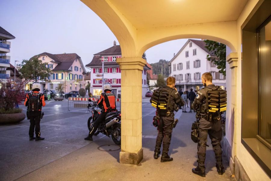 Polizisten riegeln die Altstadt von Willisau LU anlässlich einer Corona-Demo ab. Trotz der Mehrbelastung hat sich die Fluktuationsrate bei der Kapo Luzern nicht verändert.