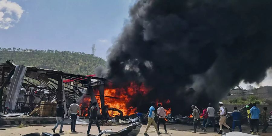 Die äthiopische Armee hatte am Mittwoch (20.10.2021) einen weiteren Luftangriff auf die Hauptstadt der Krisenregion Tigray geflogen. Foto: ---/UGC/AP/dpa