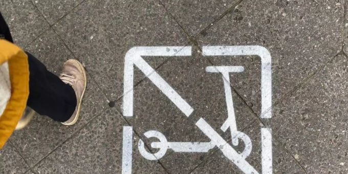 Ein Piktogramm auf einem Gehweg zeigt, dass E-Scooter-Fahrer hier nicht fahren und wild parken dürfen. Foto: Paul Zinken/dpa Ein Piktogramm auf einem Gehweg zeigt, dass E-Scooter-Fahrer hier nicht fahren und wild parken dürfen. Foto: Paul Zinken/dpa