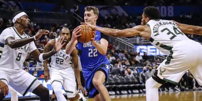 Magic-Profi Franz Wagner (M.) bahnt sich seinen Weg zum Korb. NBA