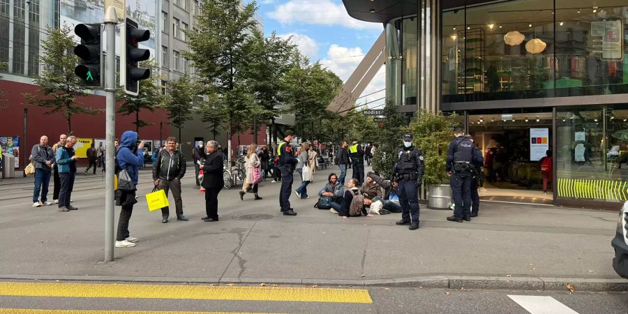 Heute sitzen die Demonstranten nicht auf der Strasse, sondern in der Fussgängerzone.