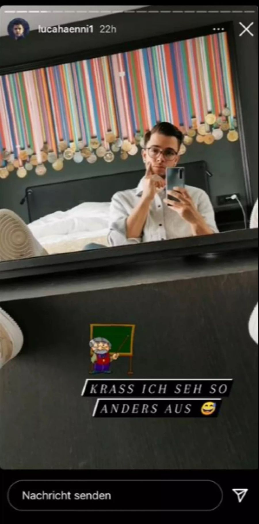 So richtig glauben kann Luca Hänni seinen neuen Look selbst nicht.