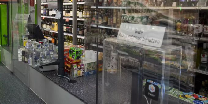 Plexiglasschutz in Berner Coop-Filiale. Plexiglasschutz