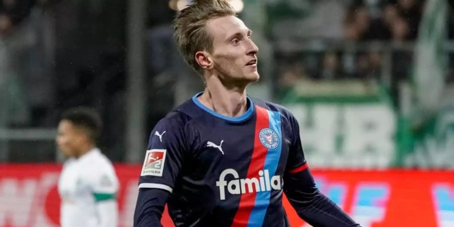 Kiels Joshua Mees feiert seinen Treffer zum 1:0. Foto: Axel Heimken/dpa