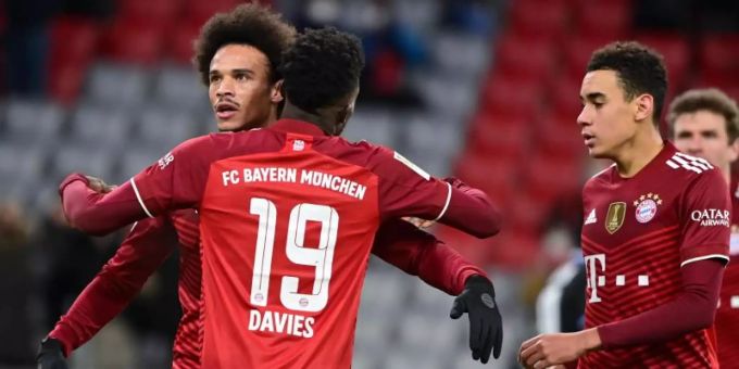 Münchens Leroy Sane (l-r) bejubelt sein Tor zum 1:0 mit Alphonso Davies und Jamal Musiala. Bayern München